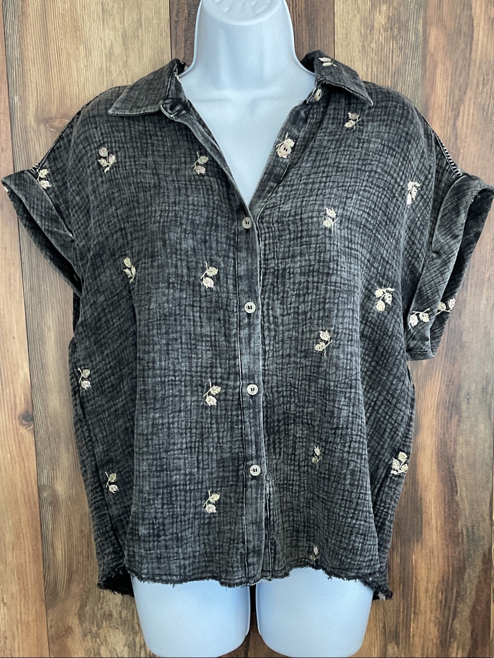 Mystree Boutique Short Sleeve Embroidered Floral Button-Down Shirt S    210B